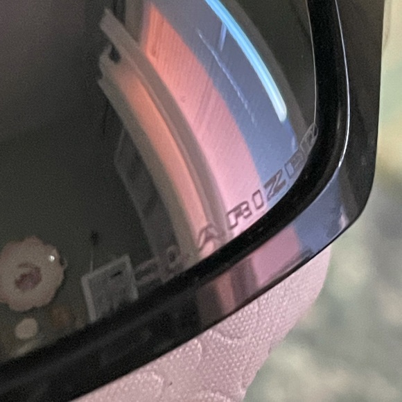 Oakley polarized ladies wrap sunglasses - Picture 5 of 5